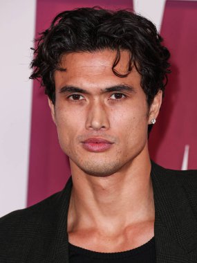 Chopard aksesuarları ile Balenciaga giyen Amerikalı aktör Charles Melton, 16 Kasım 2023 tarihinde Los Angeles, Kaliforniya, ABD 'de bulunan Akademi Sinema Müzesi' nde düzenlenen Netflix 'in Mayıs ayının galasına geldi.. 