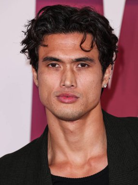 Chopard aksesuarları ile Balenciaga giyen Amerikalı aktör Charles Melton, 16 Kasım 2023 tarihinde Los Angeles, Kaliforniya, ABD 'de bulunan Akademi Sinema Müzesi' nde düzenlenen Netflix 'in Mayıs ayının galasına geldi.. 