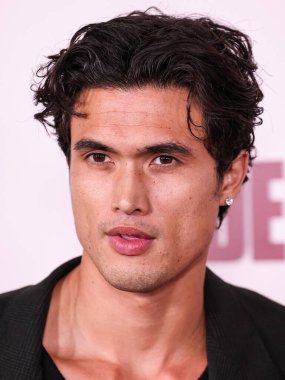 Chopard aksesuarları ile Balenciaga giyen Amerikalı aktör Charles Melton, 16 Kasım 2023 tarihinde Los Angeles, Kaliforniya, ABD 'de bulunan Akademi Sinema Müzesi' nde düzenlenen Netflix 'in Mayıs ayının galasına geldi.. 