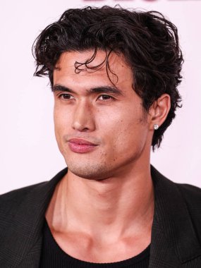 Chopard aksesuarları ile Balenciaga giyen Amerikalı aktör Charles Melton, 16 Kasım 2023 tarihinde Los Angeles, Kaliforniya, ABD 'de bulunan Akademi Sinema Müzesi' nde düzenlenen Netflix 'in Mayıs ayının galasına geldi.. 