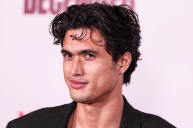 Chopard aksesuarları ile Balenciaga giyen Amerikalı aktör Charles Melton, 16 Kasım 2023 tarihinde Los Angeles, Kaliforniya, ABD 'de bulunan Akademi Sinema Müzesi' nde düzenlenen Netflix 'in Mayıs ayının galasına geldi.. 