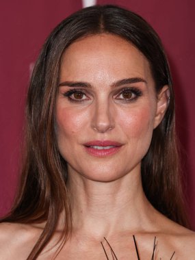 Schiaparelli elbisesi giyen İsrailli-Amerikalı aktris Natalie Portman, Netflix 'in 16 Kasım 2023' te Los Angeles, Kaliforniya, ABD 'deki Akademi Sinema Müzesi' nde düzenlenen 'Mayıs ayının' galasına geldi.. 