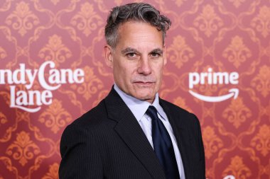 Amerikan film, televizyon ve ses oyuncusu Adrian Pasdar, 28 Kasım 2023 'te Westwood, Los Angeles, Kaliforniya, ABD' de bulunan Regency Village Theatre 'da düzenlenen Amazon Prime Video' un 'Candy Cane Lane' in dünya prömiyerine geldi..