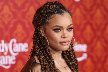 Amerikalı R & B ve soul şarkıcısı, söz yazarı ve aktris Andra Day, 28 Kasım 2023 'te Westwood, Los Angeles' taki Regency Village Tiyatrosu 'nda düzenlenen Amazon Prime Video' nun 'Candy Cane Lane' in dünya prömiyerine geldi.  