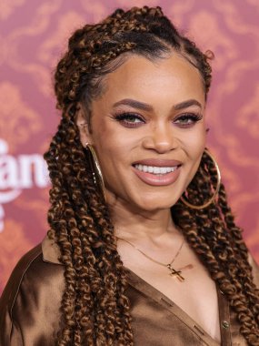 Amerikalı R & B ve soul şarkıcısı, söz yazarı ve aktris Andra Day, 28 Kasım 2023 'te Westwood, Los Angeles' taki Regency Village Tiyatrosu 'nda düzenlenen Amazon Prime Video' nun 'Candy Cane Lane' in dünya prömiyerine geldi.  