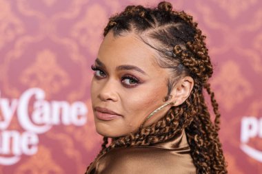 Amerikalı R & B ve soul şarkıcısı, söz yazarı ve aktris Andra Day, 28 Kasım 2023 'te Westwood, Los Angeles' taki Regency Village Tiyatrosu 'nda düzenlenen Amazon Prime Video' nun 'Candy Cane Lane' in dünya prömiyerine geldi.  