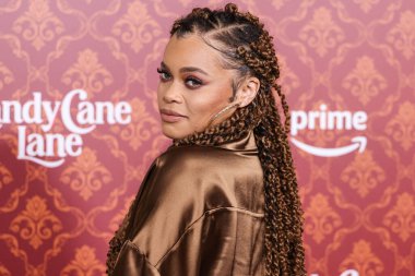 Amerikalı R & B ve soul şarkıcısı, söz yazarı ve aktris Andra Day, 28 Kasım 2023 'te Westwood, Los Angeles' taki Regency Village Tiyatrosu 'nda düzenlenen Amazon Prime Video' nun 'Candy Cane Lane' in dünya prömiyerine geldi.  