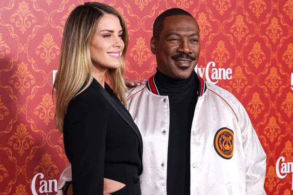 Avustralyalı aktris Paige Butcher ve nişanlısı / Amerikalı aktör ve komedyen Eddie Murphy, 28 Kasım 2023 'te Westwood, Los Angeles, Kaliforniya' daki Regency Village Tiyatrosu 'nda düzenlenen Amazon Prime Video' un 'Candy Cane Lane' in dünya prömiyerine geldiler.