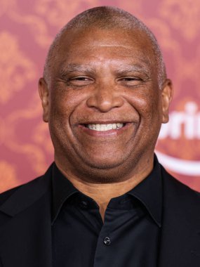Amerikalı film senaristi, yönetmen, yapımcı ve çizgi roman yazarı Reginald Hudlin, 28 Kasım 2023 'te Westwood, Los Angeles, Kaliforniya' daki Regency Village Theatre 'da düzenlenen Amazon Prime Video' un 'Candy Cane Lane' in dünya prömiyerine geldi.