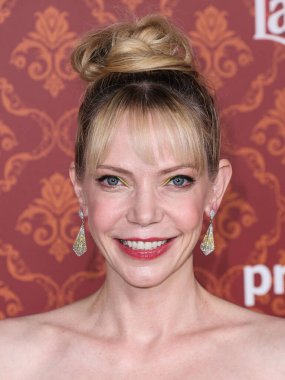 Amerikalı aktris, komedyen ve müzisyen Riki Lindhome, 28 Kasım 2023 'te Westwood, Los Angeles, Kaliforniya, ABD' deki Regency Village Theatre 'da düzenlenen Amazon Prime Video' nun 'Candy Cane Lane' in dünya prömiyerine geldi..  