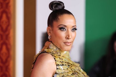 Amerikalı komedyen, aktris ve yazar Robin Thede, Sebastian Gunawan imzalı bir elbise giyerek 28 Kasım 2023 'te Westwood, Los Angeles' taki Regency Village Tiyatrosu 'nda düzenlenen Amazon Prime Video' un Şeker Çubuğu 'nun dünya prömiyerine geldi.  