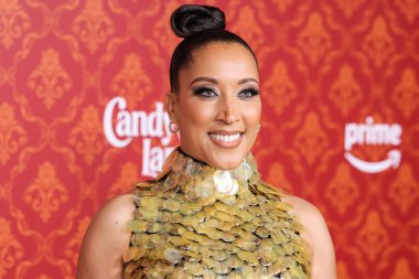 Amerikalı komedyen, aktris ve yazar Robin Thede, Sebastian Gunawan imzalı bir elbise giyerek 28 Kasım 2023 'te Westwood, Los Angeles' taki Regency Village Tiyatrosu 'nda düzenlenen Amazon Prime Video' un Şeker Çubuğu 'nun dünya prömiyerine geldi.  