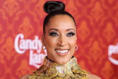 Amerikalı komedyen, aktris ve yazar Robin Thede, Sebastian Gunawan imzalı bir elbise giyerek 28 Kasım 2023 'te Westwood, Los Angeles' taki Regency Village Tiyatrosu 'nda düzenlenen Amazon Prime Video' un Şeker Çubuğu 'nun dünya prömiyerine geldi.  