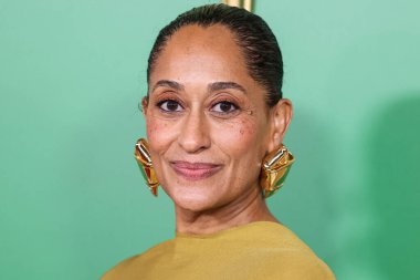 Brandon Maxwell kıyafeti giyen Amerikalı aktris Tracee Ellis Ross, 28 Kasım 2023 'te Westwood, Los Angeles, Kaliforniya, ABD' deki Regency Village Theatre 'da düzenlenen Amazon Prime Video' nun 'Candy Cane Lane' in dünya prömiyerine geldi..