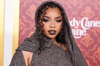 Amerikalı şarkıcı-söz yazarı, müzik yapımcısı ve oyuncu Chloe Bailey, Kwame Adusei elbisesi giymiş olarak 28 Kasım 2023 'te Westwood, LA, CA' da bulunan Regency Village Theatre 'da düzenlenen Amazon Prime Video' un 'Candy Cane Lane' in dünya galasına geldi.    