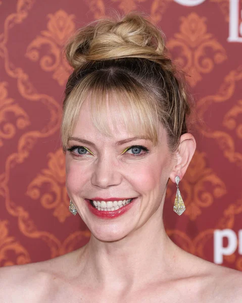 Amerikalı aktris, komedyen ve müzisyen Riki Lindhome, 28 Kasım 2023 'te Westwood, Los Angeles, Kaliforniya, ABD' deki Regency Village Theatre 'da düzenlenen Amazon Prime Video' nun 'Candy Cane Lane' in dünya prömiyerine geldi..  