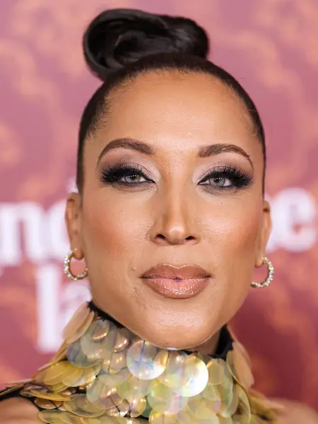 Amerikalı komedyen, aktris ve yazar Robin Thede, Sebastian Gunawan imzalı bir elbise giyerek 28 Kasım 2023 'te Westwood, Los Angeles' taki Regency Village Tiyatrosu 'nda düzenlenen Amazon Prime Video' un Şeker Çubuğu 'nun dünya prömiyerine geldi.  