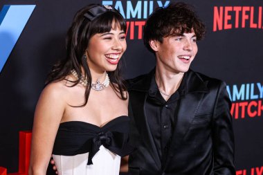 Xochitl Gomez ve Brady Noon, Netflix 'in' Aile Düğmesi 'nin Los Angeles' taki galasına 29 Kasım 2023 'te ABD' nin Los Angeles, Kaliforniya 'daki The Grove 14' te geldiler..