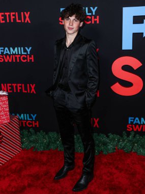 Amerikalı aktör Brady Noon, Netflix 'in' Aile Düğmesi 'nin Los Angeles prömiyerine 29 Kasım 2023' te Los Angeles, Kaliforniya, ABD 'de bulunan The Grove 14' te geldi.. 