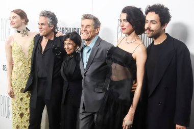 Emma Stone, Mark Ruffalo, Kathryn Hunter, Willem Dafoe, Margaret Qualley ve Ramy Youssef, 6 Aralık 2023 'te Manhattan, New York' taki DGA New York Tiyatrosu 'nda düzenlenen Searchlight Pictures' Poor Things 'in New York galasına geldiler.