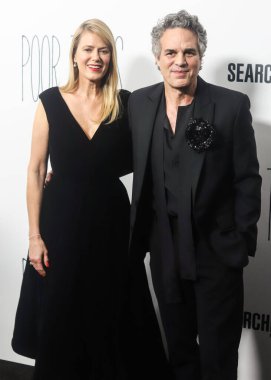 Sunrise Coigney ve kocası / Amerikalı aktör Mark Ruffalo, 6 Aralık 2023 'te Manhattan, New York City, ABD' de düzenlenen Searchlight Pictures 'Poor Things' in New York galasına geldiler.. 