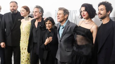 Yorgos Lanthimos, Emma Stone, Mark Ruffalo, Kathryn Hunter, Willem Dafoe, Margaret Qualley ve Ramy Youssef, 6 Aralık 2023 'te Manhattan' daki DGA New York Tiyatrosu 'nda düzenlenen Searchlight Pictures' ın 'Poor Things' filminin New York galasına geldiler.