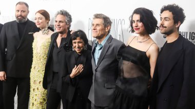 Yorgos Lanthimos, Emma Stone, Mark Ruffalo, Kathryn Hunter, Willem Dafoe, Margaret Qualley ve Ramy Youssef, 6 Aralık 2023 'te Manhattan' daki DGA New York Tiyatrosu 'nda düzenlenen Searchlight Pictures' ın 'Poor Things' filminin New York galasına geldiler.
