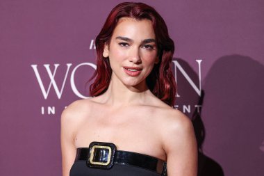 İngiliz-Arnavut şarkıcı ve söz yazarı Dua Lipa, 7 Aralık 2023 'te Beverly Hills, Los Angeles, ABD' de düzenlenen The Beverly Hills Hotel 'de Lifetime tarafından sunulan Hollywood Reporter' s Women In Entertainment Gala 2023 'e geldi.. 