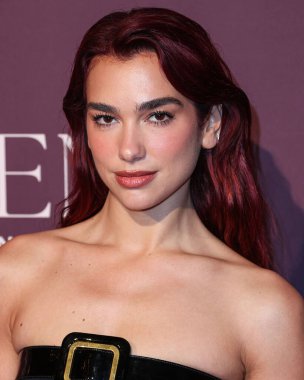 İngiliz-Arnavut şarkıcı ve söz yazarı Dua Lipa, 7 Aralık 2023 'te Beverly Hills, Los Angeles, ABD' de düzenlenen The Beverly Hills Hotel 'de Lifetime tarafından sunulan Hollywood Reporter' s Women In Entertainment Gala 2023 'e geldi.. 