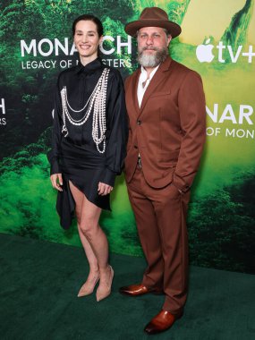 Elisa Lasowski ve Joe Tippett, 8 Aralık 2023 'te Beverly Hills' te Londra Batı Hollywood 'da düzenlenen Canavarların Mirası 1. Sezon' da Los Angeles Fotoğraf Çağrısı TV + 'nin Monarch' ına geldiler.