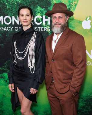 Elisa Lasowski ve Joe Tippett, 8 Aralık 2023 'te Beverly Hills' te Londra Batı Hollywood 'da düzenlenen Canavarların Mirası 1. Sezon' da Los Angeles Fotoğraf Çağrısı TV + 'nin Monarch' ına geldiler.