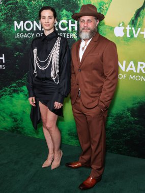 Elisa Lasowski ve Joe Tippett, 8 Aralık 2023 'te Beverly Hills' te Londra Batı Hollywood 'da düzenlenen Canavarların Mirası 1. Sezon' da Los Angeles Fotoğraf Çağrısı TV + 'nin Monarch' ına geldiler.
