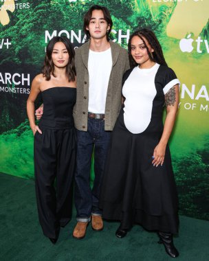 Anna Sawai, Ren Watabe ve Kiersey Clemons 8 Aralık 2023 'te Batı Hollywood, Los Angeles, Kaliforniya' da düzenlenen Los Angeles Fotoğraf Call of Apple TV + 's Monarch: Canavarların Mirası 1.