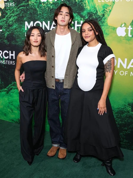 Anna Sawai, Ren Watabe ve Kiersey Clemons 8 Aralık 2023 'te Batı Hollywood, Los Angeles, Kaliforniya' da düzenlenen Los Angeles Fotoğraf Call of Apple TV + 's Monarch: Canavarların Mirası 1.