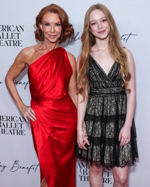 Challen Cates ve Jasper McPherson, 11 Aralık 2023 'te Beverly Hilton Hotel' de düzenlenen Amerikan Bale Tiyatrosu 'nun Holiday Benefit 2023 yardım gecesine geldiler..