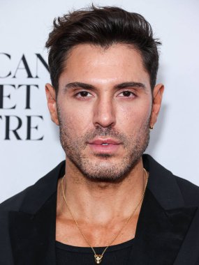 Joey Zauzig, 11 Aralık 2023 'te Beverly Hilton Hotel' de düzenlenen Amerikan Bale Tiyatrosu 'nun Holiday Benefit 2023' e geldi..