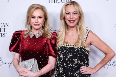 Kathy Hilton ve Sutton Stracke, 11 Aralık 2023 'te Beverly Hilton Hotel' de düzenlenen Amerikan Bale Tiyatrosu 'nun Holiday Benefit 2023 yardım gecesine geldiler..