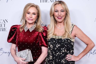 Kathy Hilton ve Sutton Stracke, 11 Aralık 2023 'te Beverly Hilton Hotel' de düzenlenen Amerikan Bale Tiyatrosu 'nun Holiday Benefit 2023 yardım gecesine geldiler..