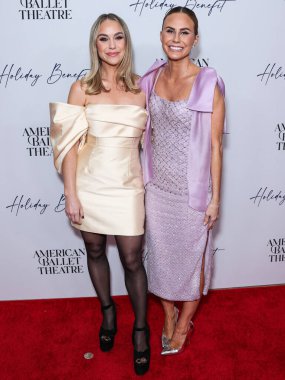 Keltie Knight ve Becca Tobin, 11 Aralık 2023 'te Beverly Hilton Hotel' de düzenlenen Amerikan Bale Tiyatrosu 'nun Holiday Benefit 2023 yardım gecesine geldiler..