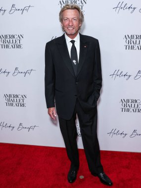 Nigel Lythgoe, 11 Aralık 2023 'te Beverly Hilton Hotel' de düzenlenen Amerikan Bale Tiyatrosu 'nun Holiday Benefit 2023' e geldi..