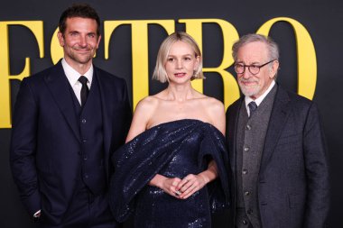 Bradley Cooper, Celine elbisesi giyen İngiliz aktris Carey Mulligan ve Amerikalı film yönetmeni, yapımcı ve senarist Steven Spielberg 12 Aralık 2023 'te Los Angeles' taki Akademi Film Müzesi 'ne geldiler.