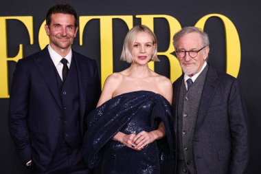 Bradley Cooper, Celine elbisesi giyen İngiliz aktris Carey Mulligan ve Amerikalı film yönetmeni, yapımcı ve senarist Steven Spielberg 12 Aralık 2023 'te Los Angeles' taki Akademi Film Müzesi 'ne geldiler.