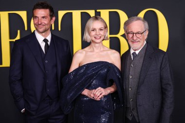 Bradley Cooper, Celine elbisesi giyen İngiliz aktris Carey Mulligan ve Amerikalı film yönetmeni, yapımcı ve senarist Steven Spielberg 12 Aralık 2023 'te Los Angeles' taki Akademi Film Müzesi 'ne geldiler.
