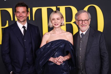Bradley Cooper, Celine elbisesi giyen İngiliz aktris Carey Mulligan ve Amerikalı film yönetmeni, yapımcı ve senarist Steven Spielberg 12 Aralık 2023 'te Los Angeles' taki Akademi Film Müzesi 'ne geldiler.