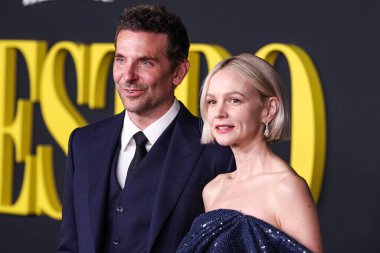 Bradley Cooper ve Celine elbisesi giyen İngiliz aktris Carey Mulligan 12 Aralık 2023 'te Los Angeles, Kaliforniya' da bulunan Netflix 'in' Maestro 'sunun özel gösterimine geldiler.