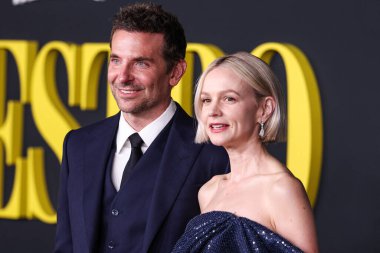 Bradley Cooper ve Celine elbisesi giyen İngiliz aktris Carey Mulligan 12 Aralık 2023 'te Los Angeles, Kaliforniya' da bulunan Netflix 'in' Maestro 'sunun özel gösterimine geldiler.