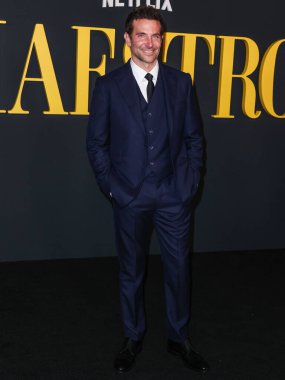 Louis Vuitton kostümü giyen Amerikalı aktör ve film yapımcısı Bradley Cooper, 12 Aralık 2023 'te Los Angeles, Kaliforniya, Los Angeles' ta bulunan Akademi Sinema Müzesi 'nde düzenlenen Netflix' in 'Maestro' sunun özel gösterimine geldi..