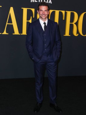 Louis Vuitton kostümü giyen Amerikalı aktör ve film yapımcısı Bradley Cooper, 12 Aralık 2023 'te Los Angeles, Kaliforniya, Los Angeles' ta bulunan Akademi Sinema Müzesi 'nde düzenlenen Netflix' in 'Maestro' sunun özel gösterimine geldi..