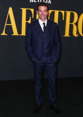 Louis Vuitton kostümü giyen Amerikalı aktör ve film yapımcısı Bradley Cooper, 12 Aralık 2023 'te Los Angeles, Kaliforniya, Los Angeles' ta bulunan Akademi Sinema Müzesi 'nde düzenlenen Netflix' in 'Maestro' sunun özel gösterimine geldi..