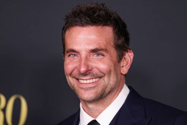 Louis Vuitton kostümü giyen Amerikalı aktör ve film yapımcısı Bradley Cooper, 12 Aralık 2023 'te Los Angeles, Kaliforniya, Los Angeles' ta bulunan Akademi Sinema Müzesi 'nde düzenlenen Netflix' in 'Maestro' sunun özel gösterimine geldi..